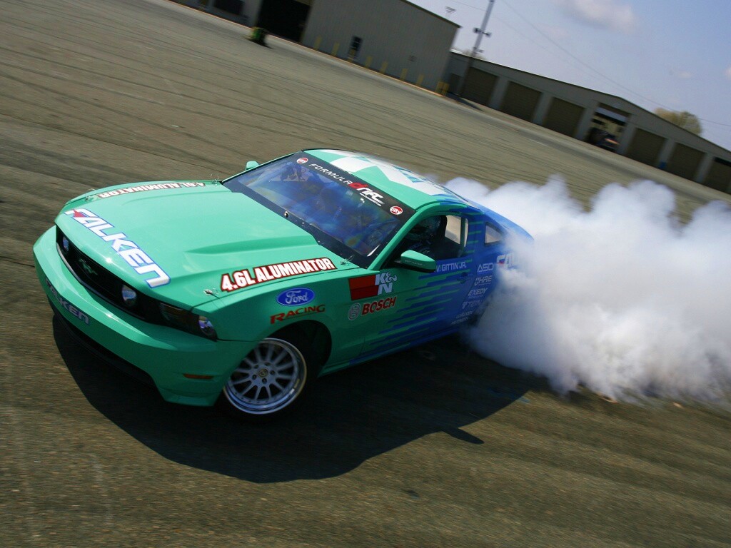 Мустанг дрифтует обои