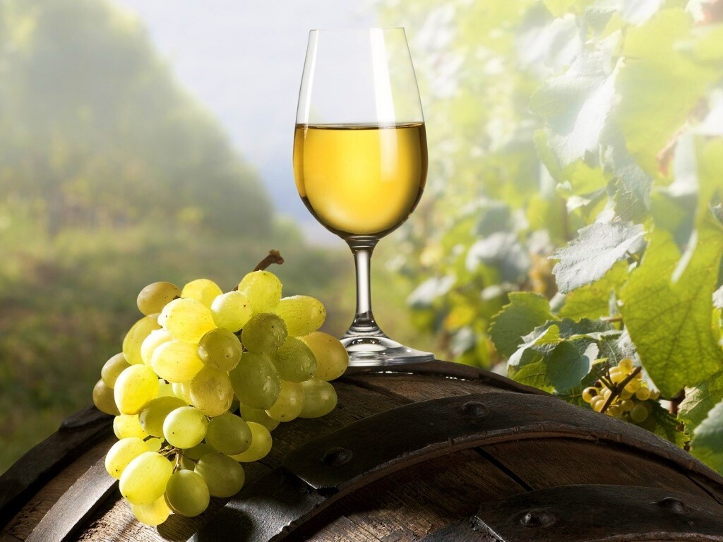 Винная бочка и бокал с белым вином обои