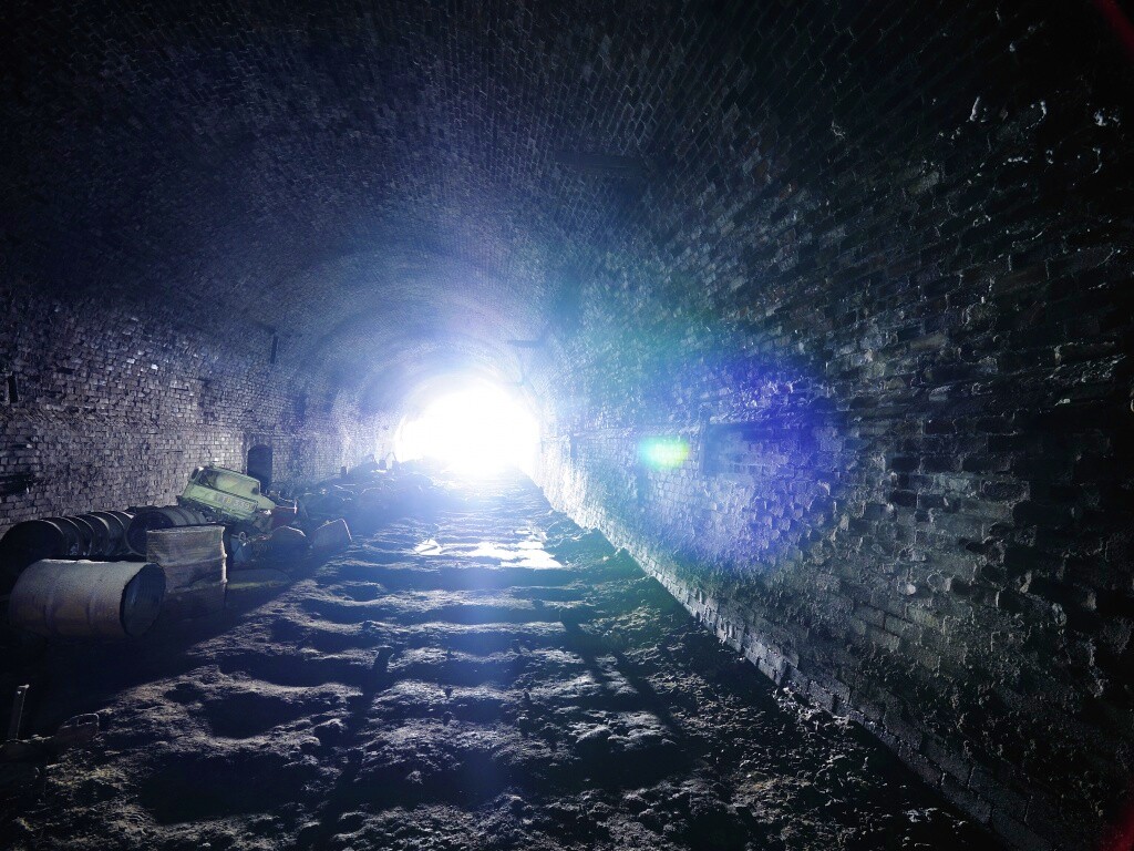 Захламленный тоннель обои