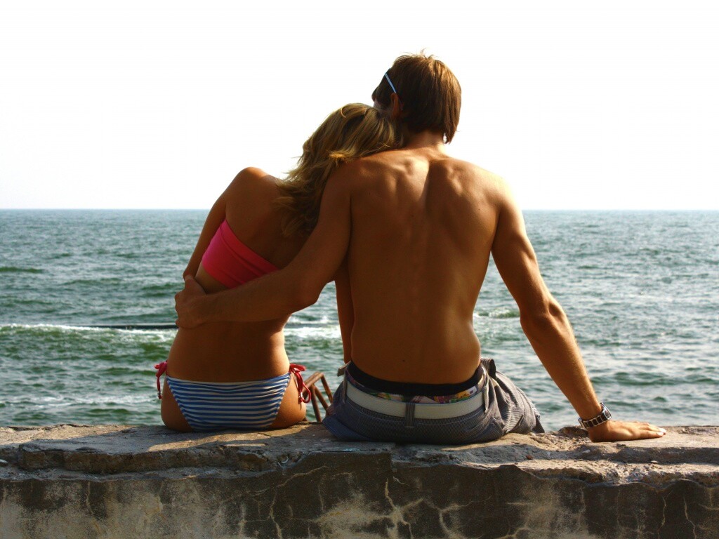 Девушка и парень у моря обои