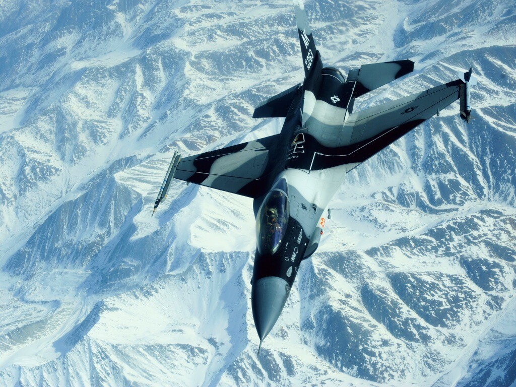 Истребитель над снежными пиками гор обои