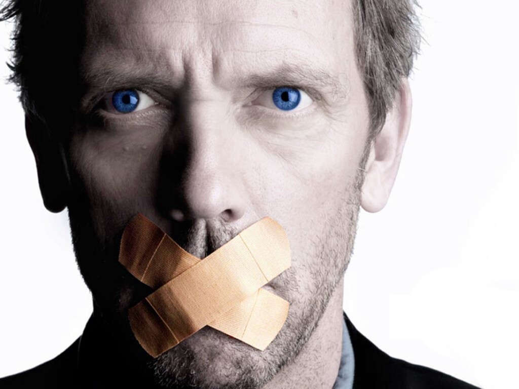 Хаус с пластырем на рту обои