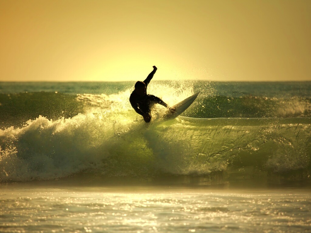 Сёрфер поймал волну обои