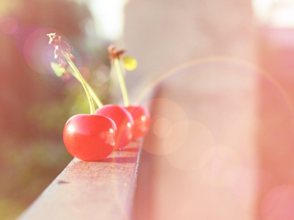 Вишенки на перилах обои