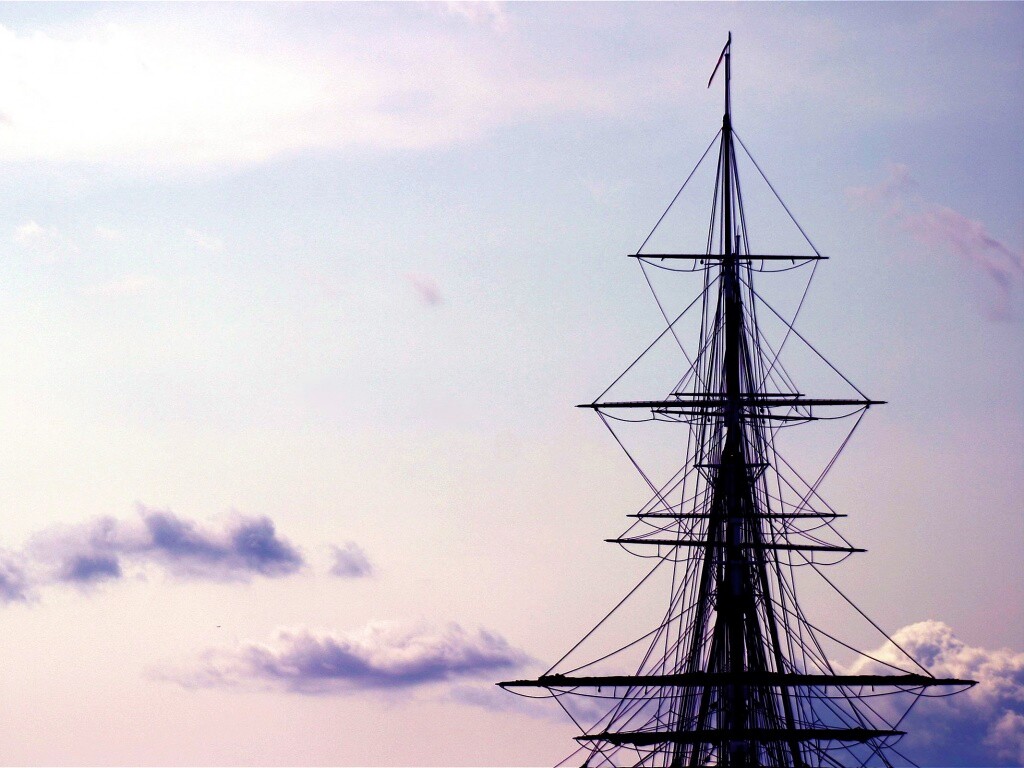 Мачта корабля на фоне неба обои