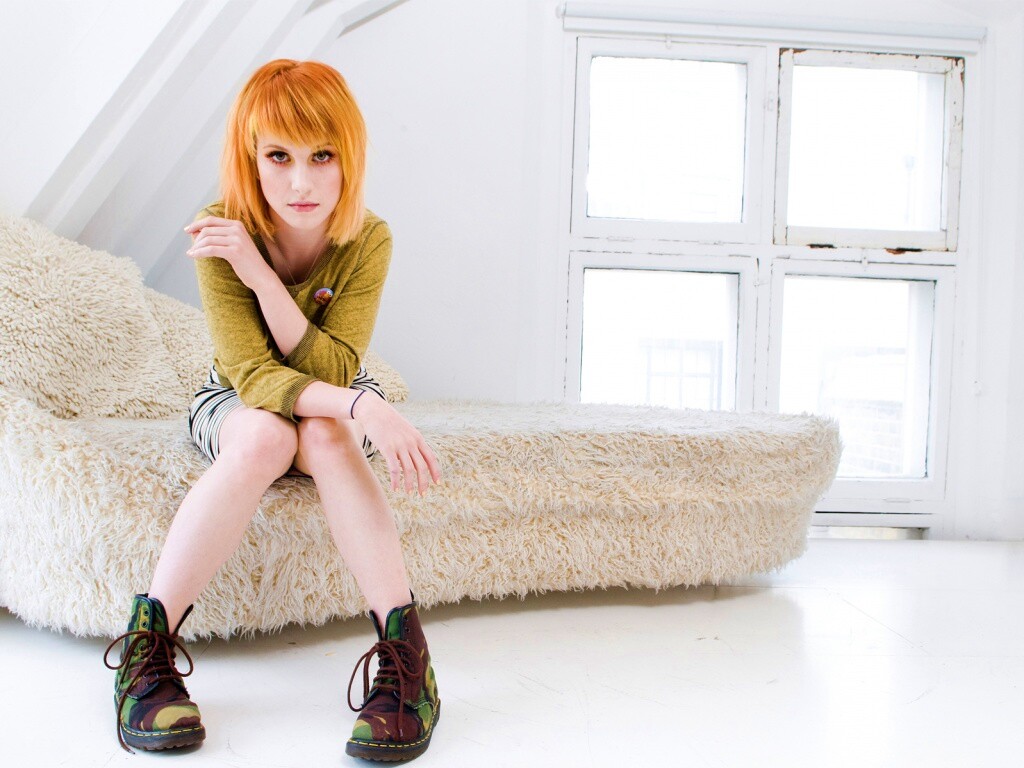 Рыжая в комнате обои