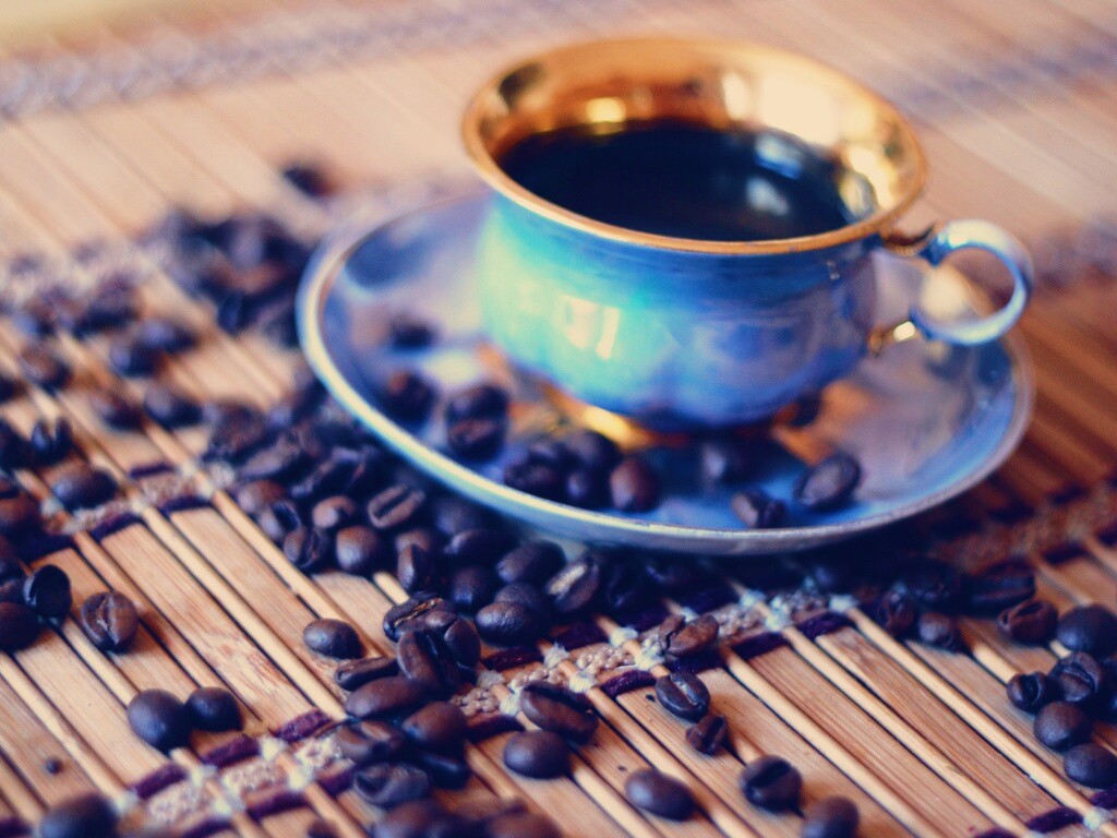 Чашка кофе и немного зерен обои