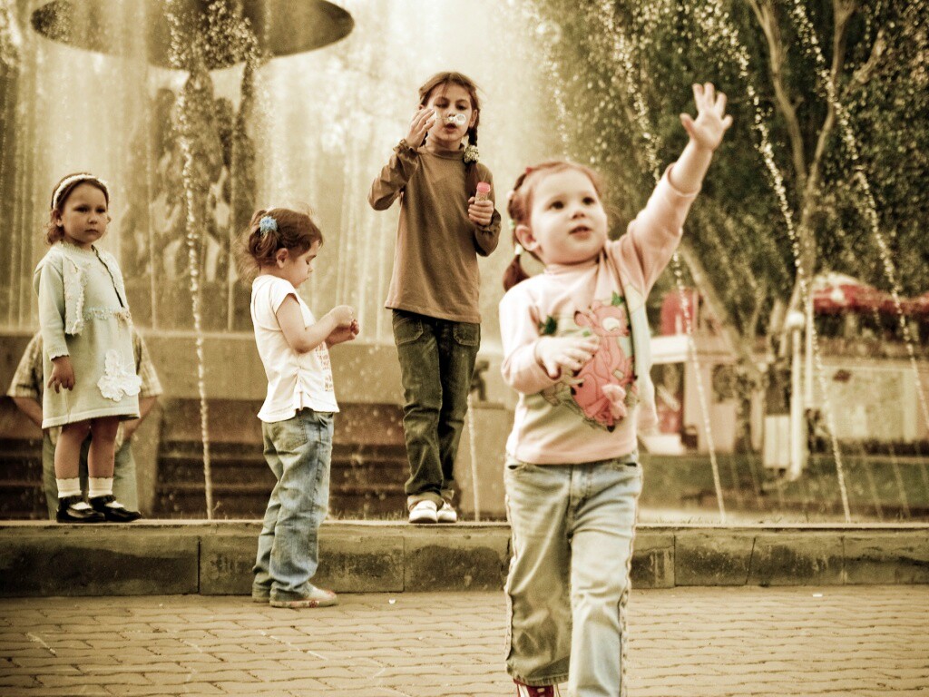 Дети у фонтана обои