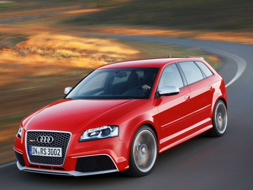 Красная ауди мчится по извилистой дороге обои