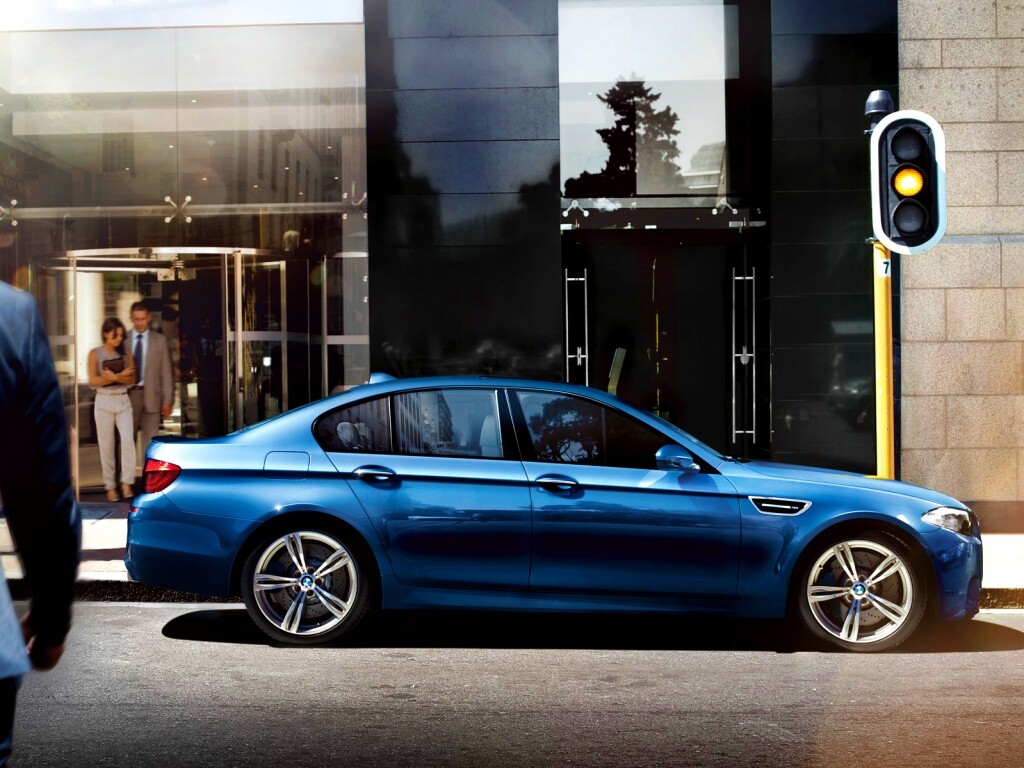 BMW F10 на светофоре обои