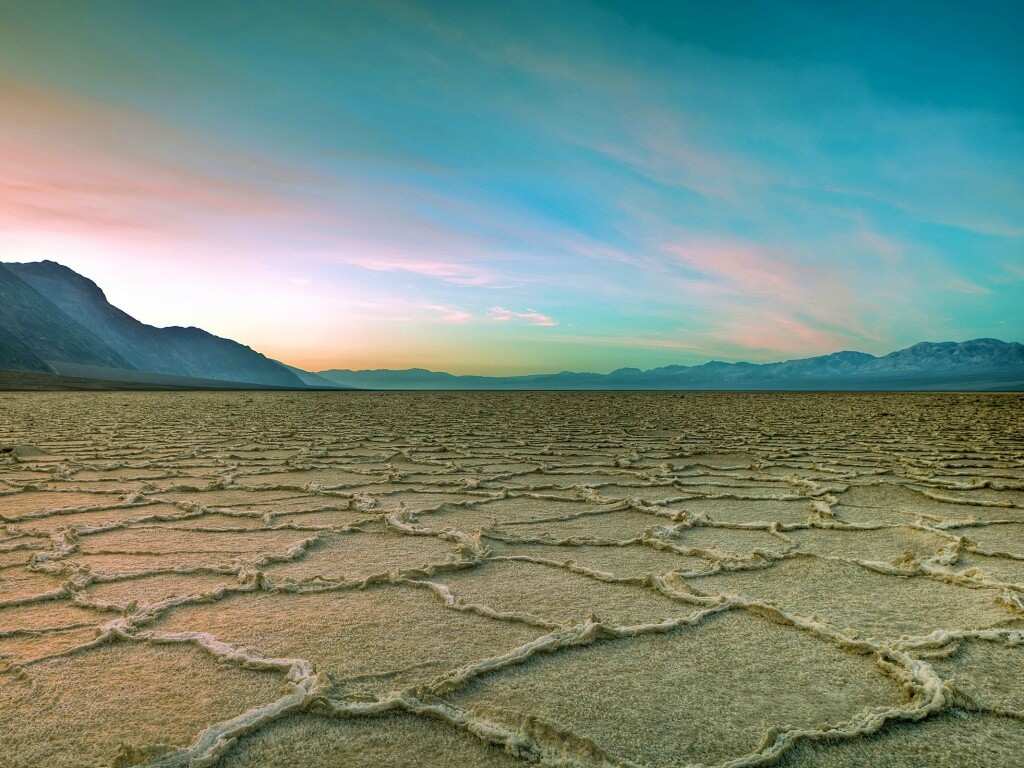 Высохшее пустынное озеро обои