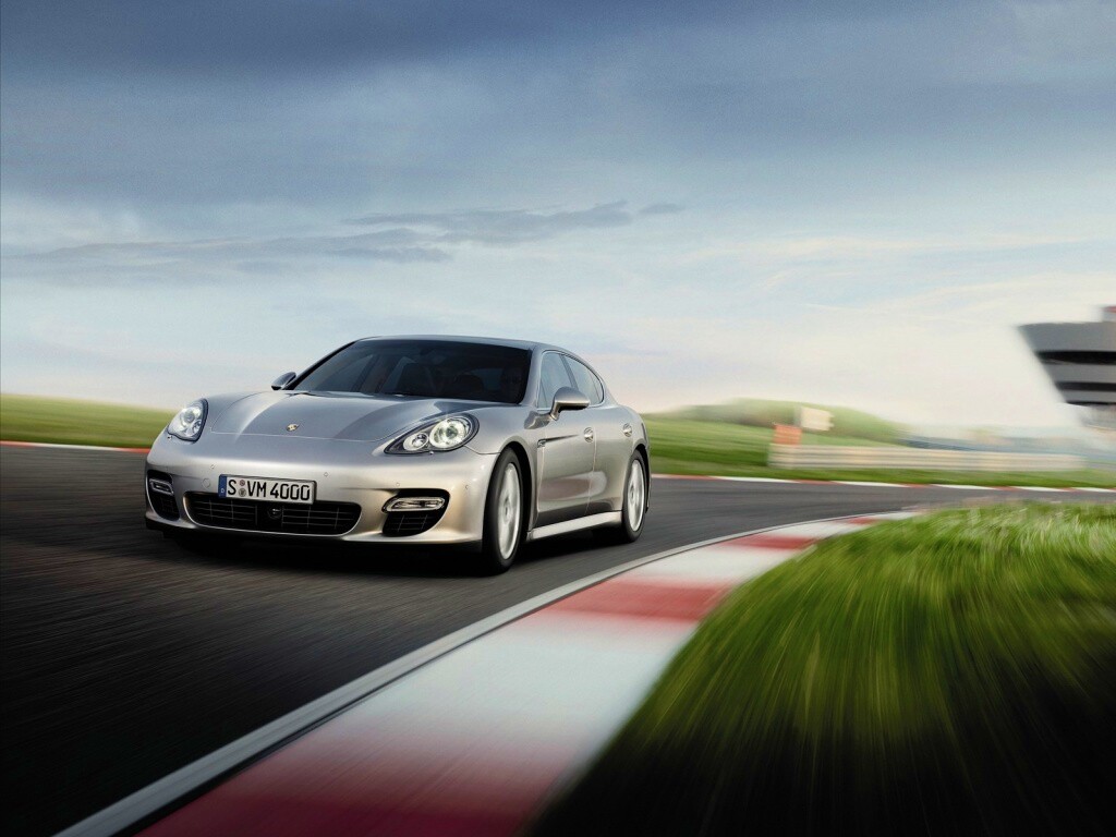 Автомобиль на треке обои