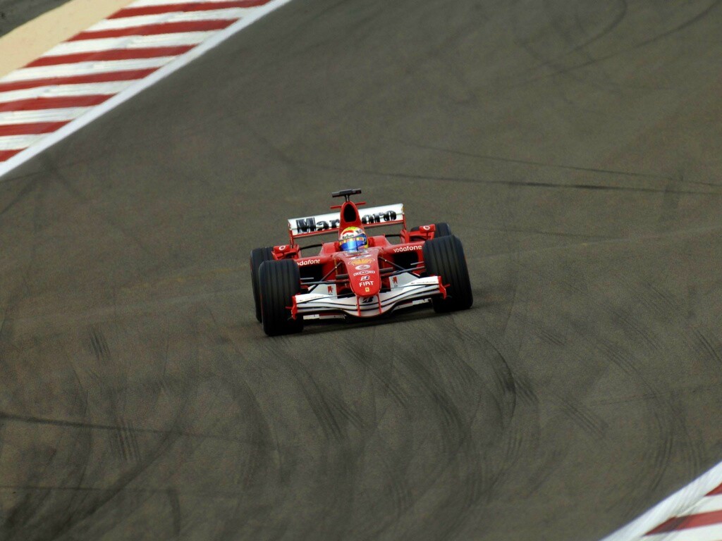 Болид на тарссе обои