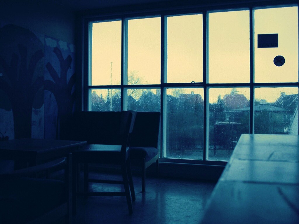 Тёмная комната и дождь за окном обои