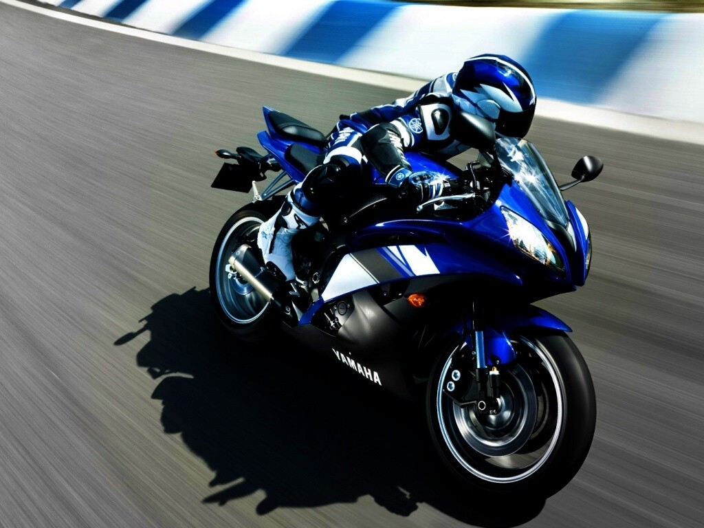 Мотоциклист на трассе обои