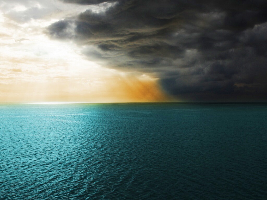 Синее море и грозные тучи обои