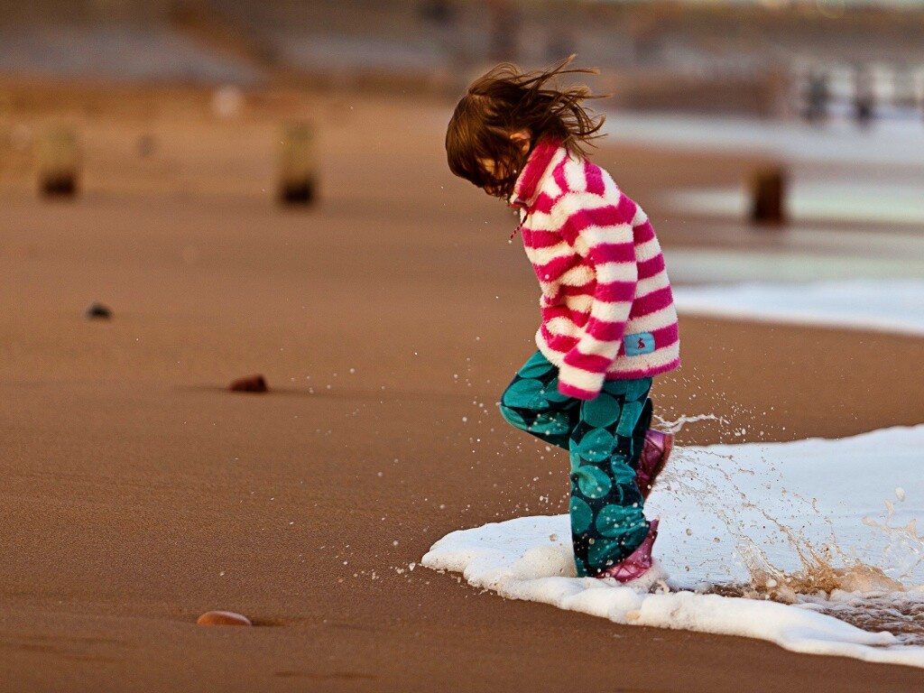 Ребенок и волна обои