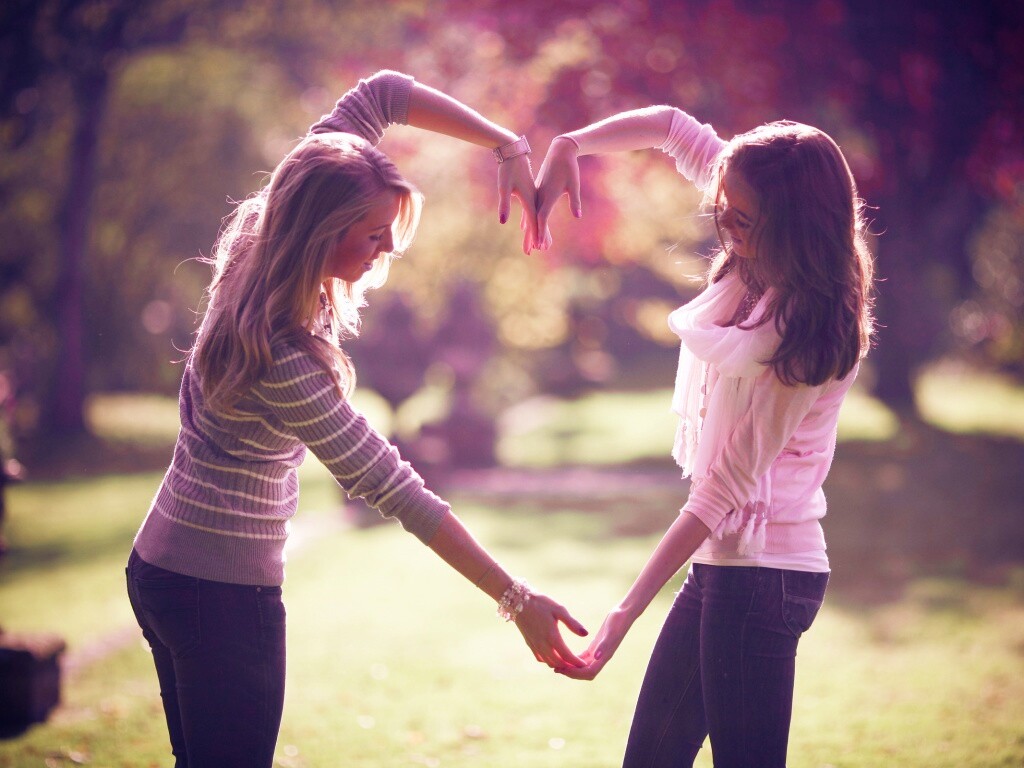 Две девушки и сердце из рук обои