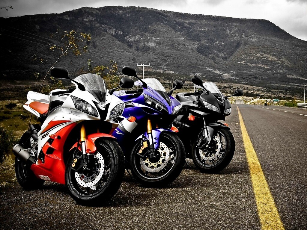 Раллийные мотоциклы на дороге обои