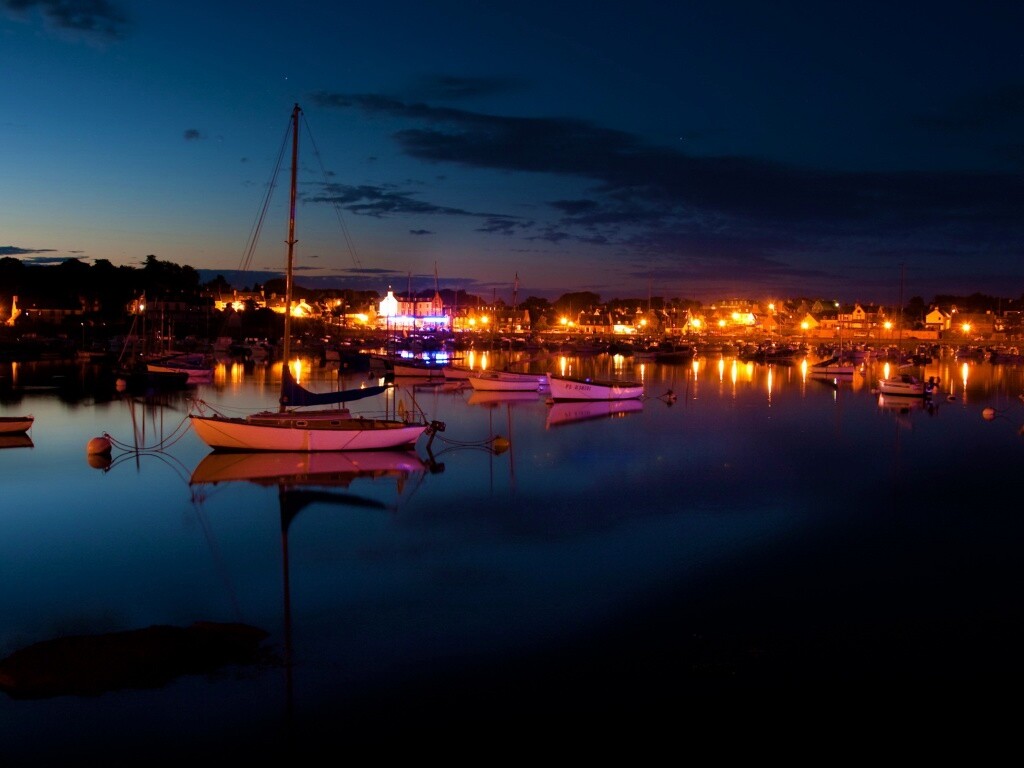Лодки на вечерней воде обои