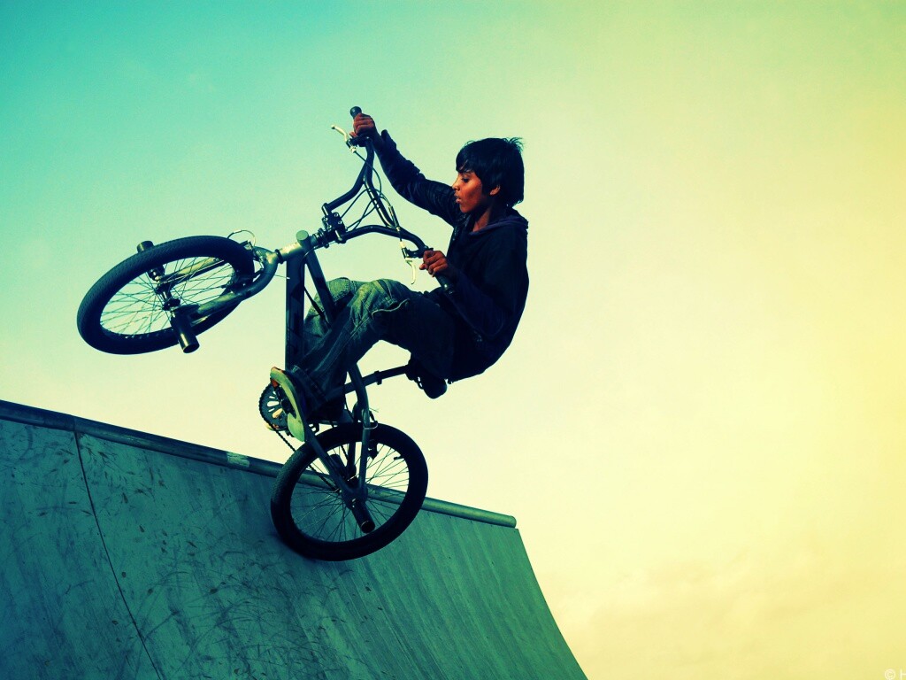 Мальчик на рампе обои