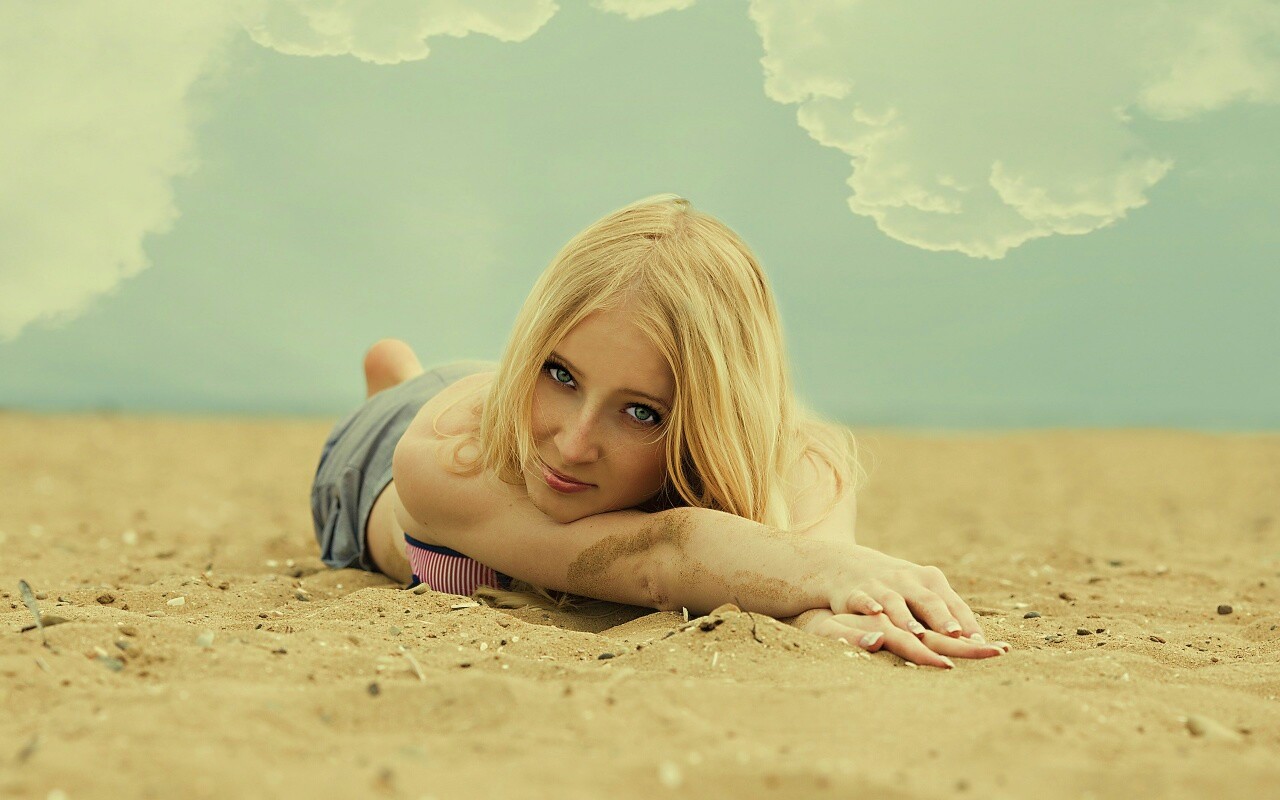Девушка на пляже обои
