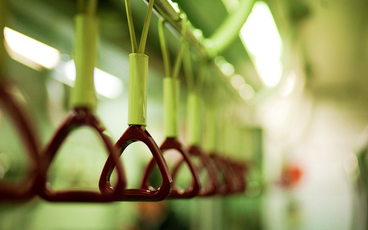 Поручни в метро обои