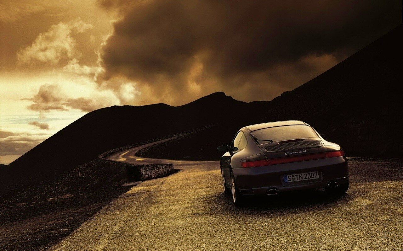 Черный Порше на горной дороге обои