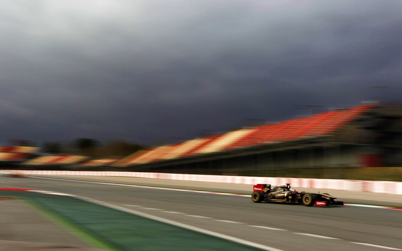 Болид на треке обои