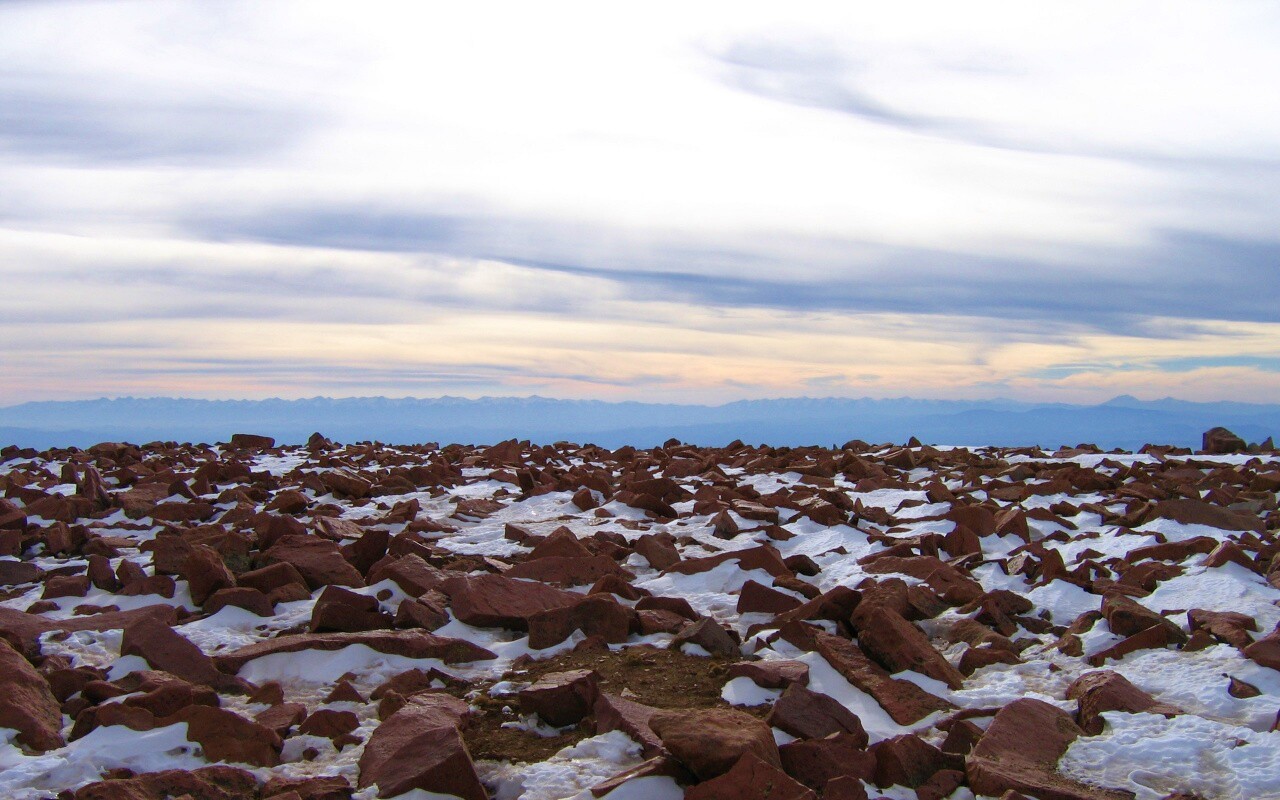 Заснеженная каменистая равнина обои