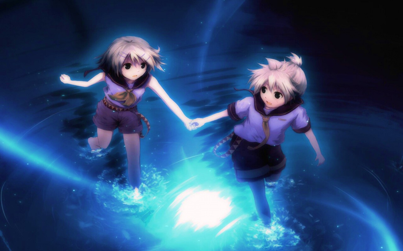 Девочки бегут по воде обои