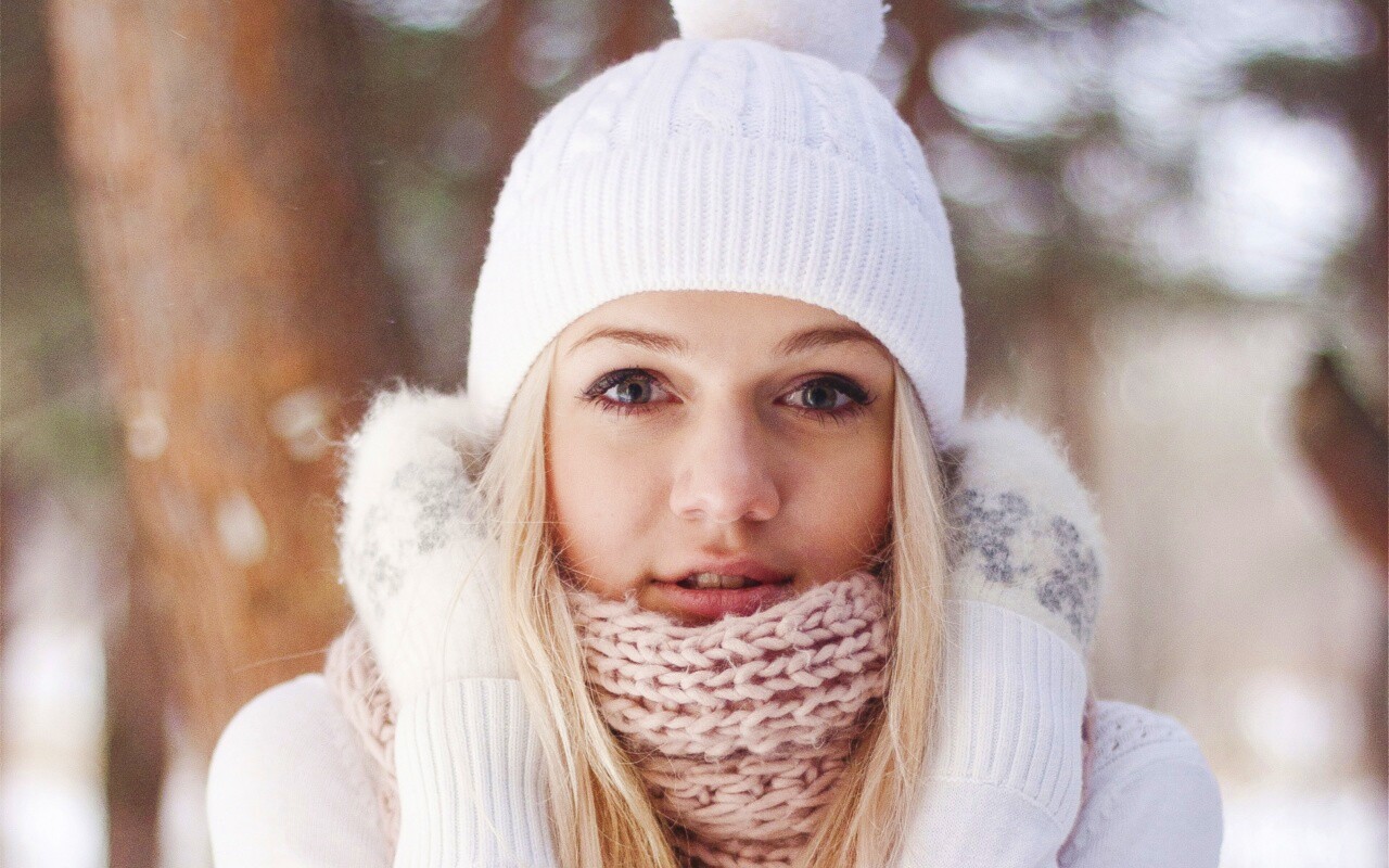 Девушка в белом в снежном лесу обои