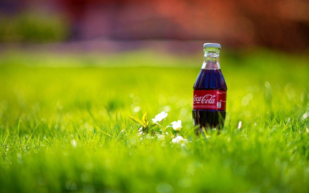 Кока-Кола на траве обои
