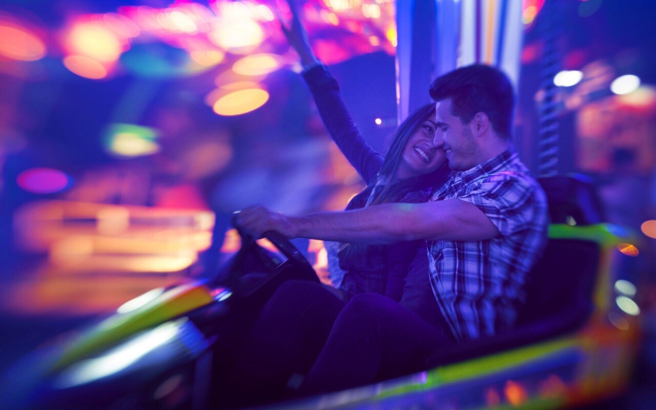 Счастливая пара на аттракционах обои