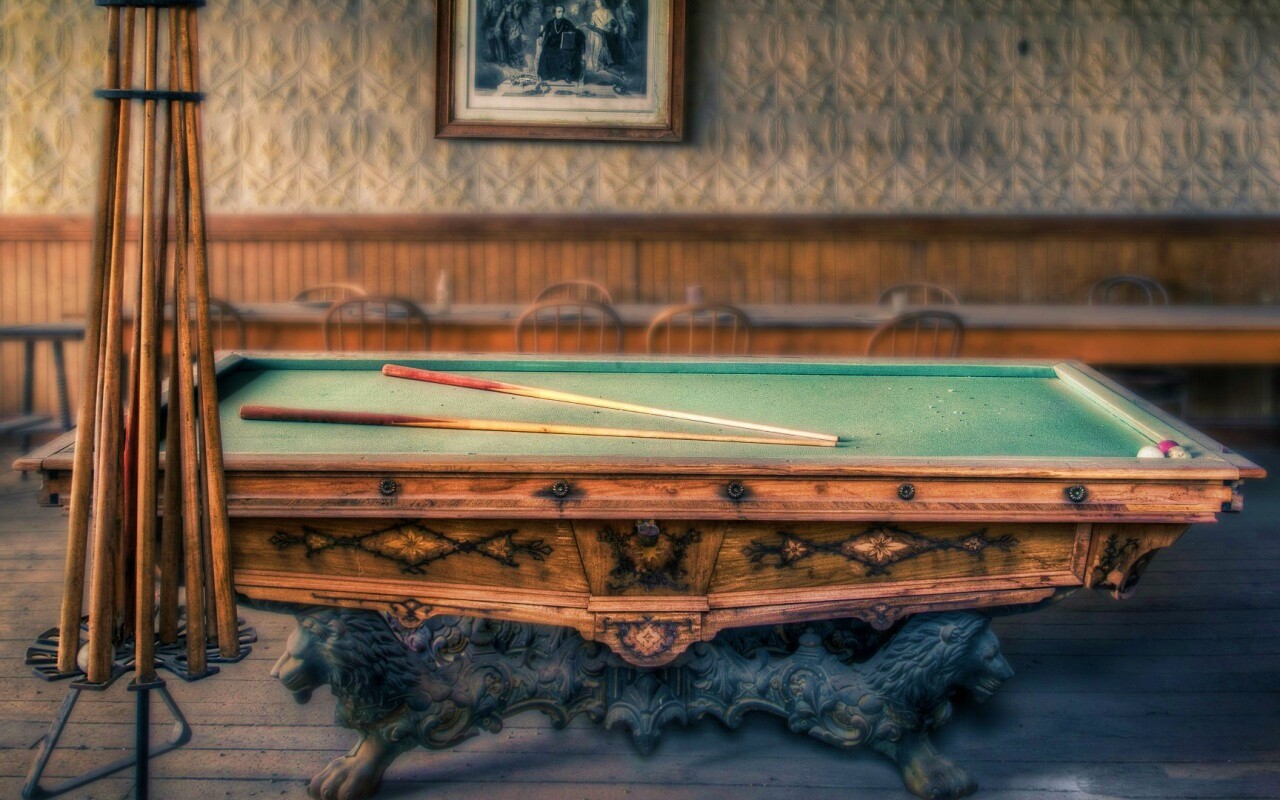 Старинный бильярдный стол обои