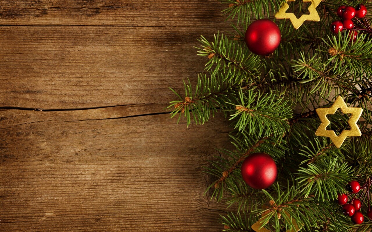 Новогодние игрушки на еловой ветке обои