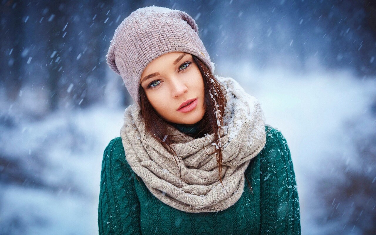 Девушка в снегопад обои