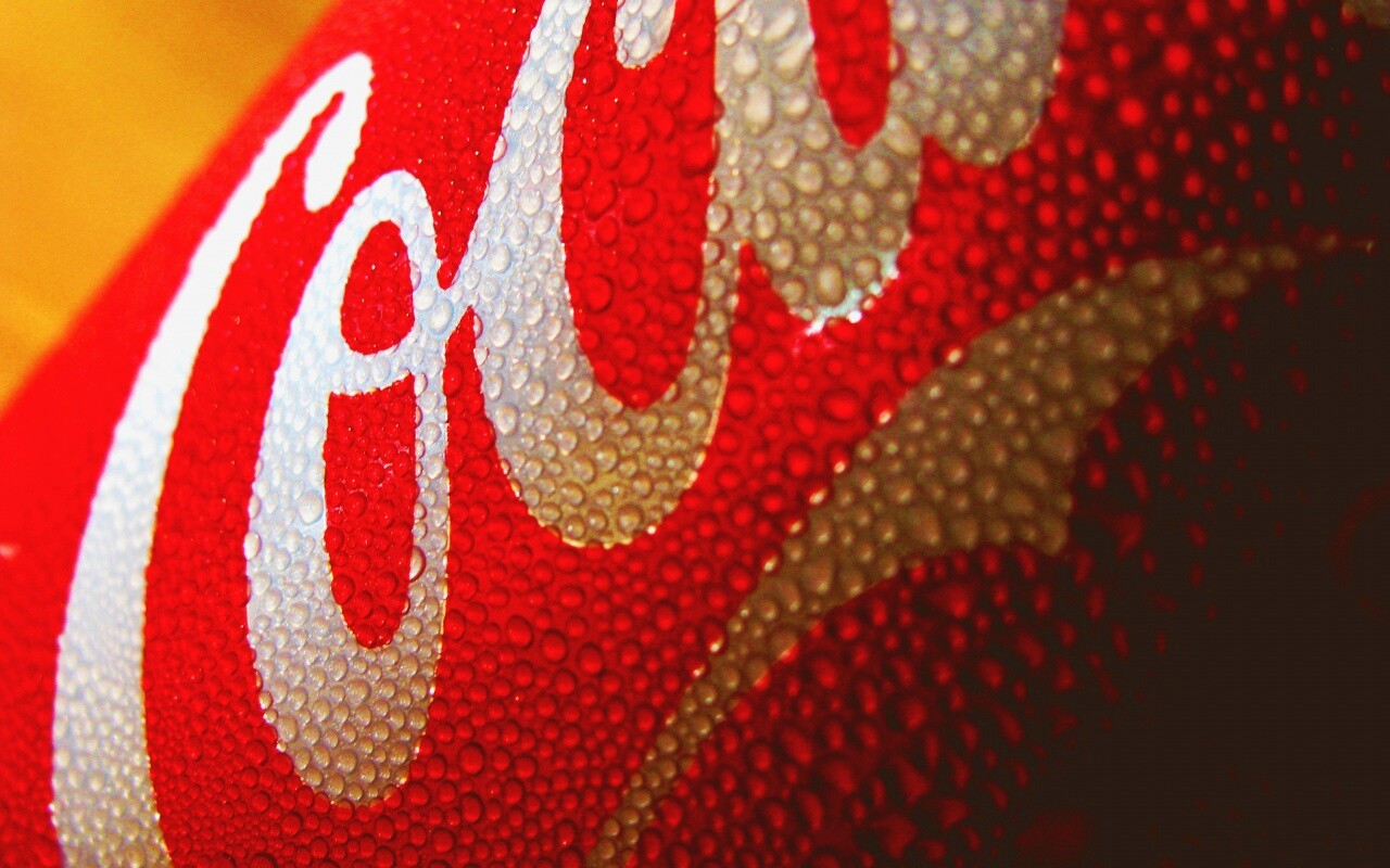 Запотевшая банка Кока-Колы обои