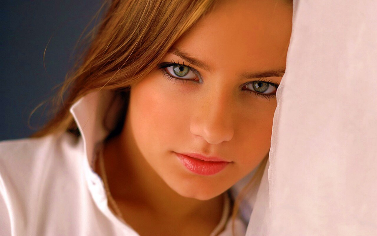 Красивая молодая девушка обои