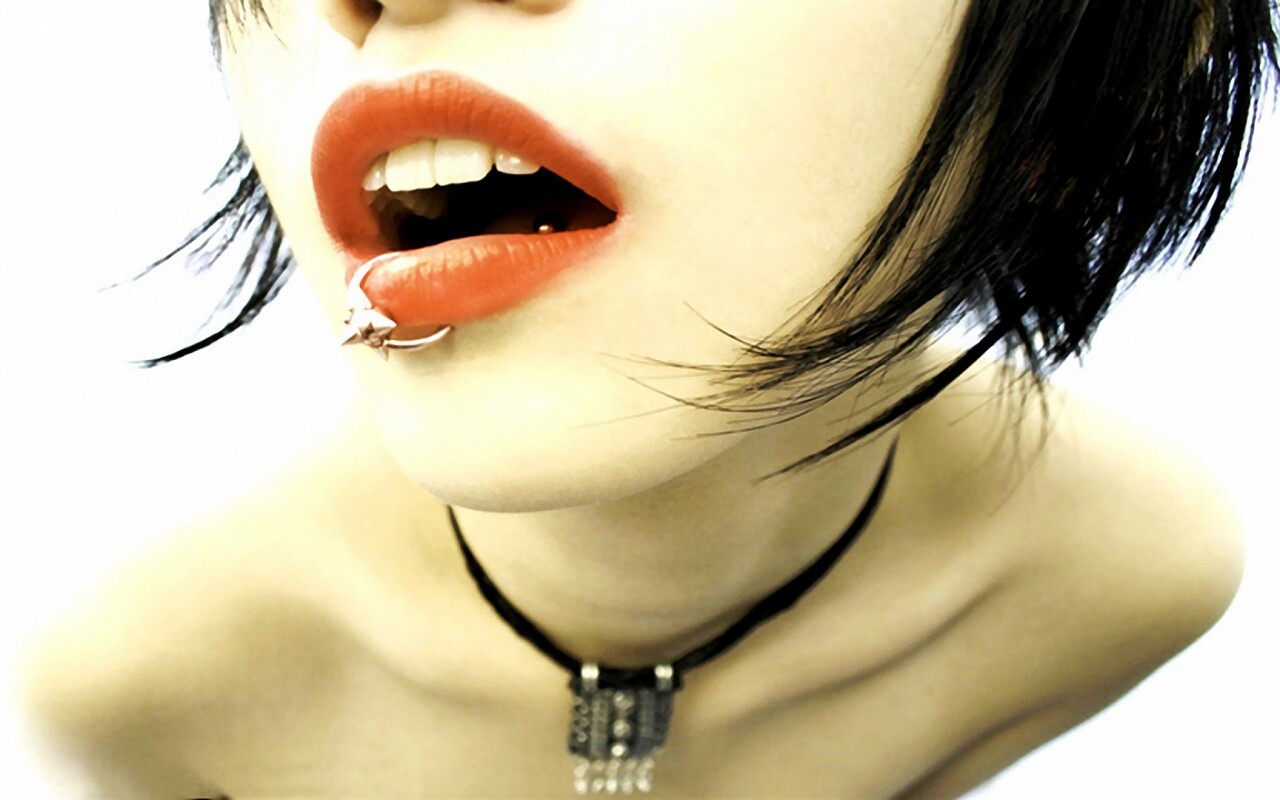 Девушка с кольцом обои