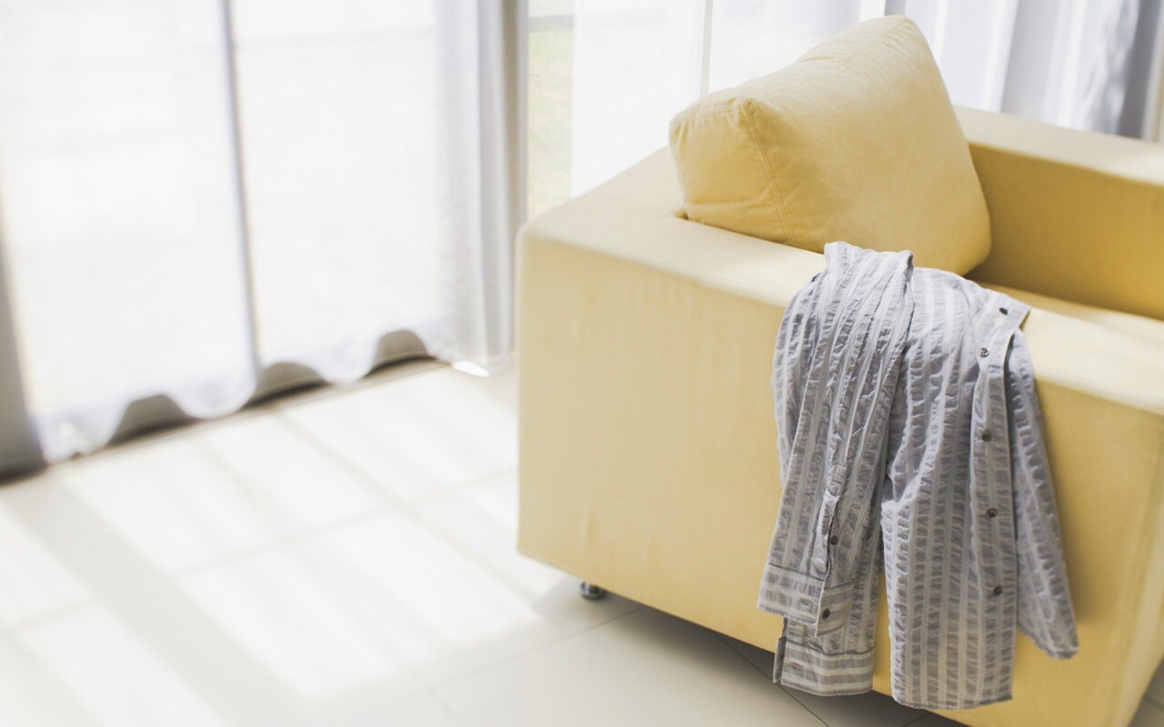 Рубашка на кресле обои