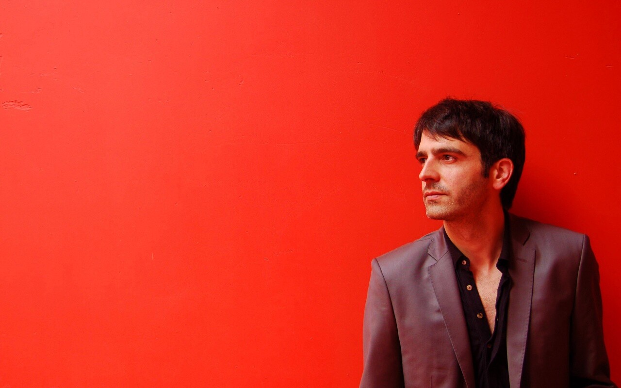 На красном фоне обои