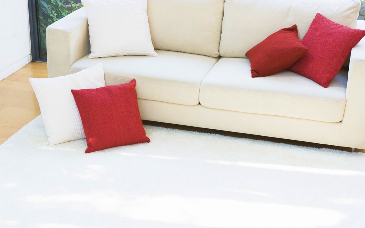 Диван с подушками обои