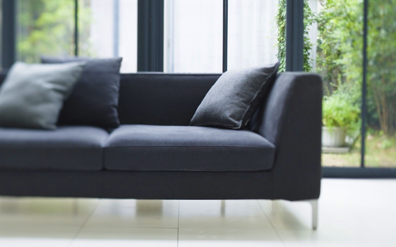 Диван в комнате обои