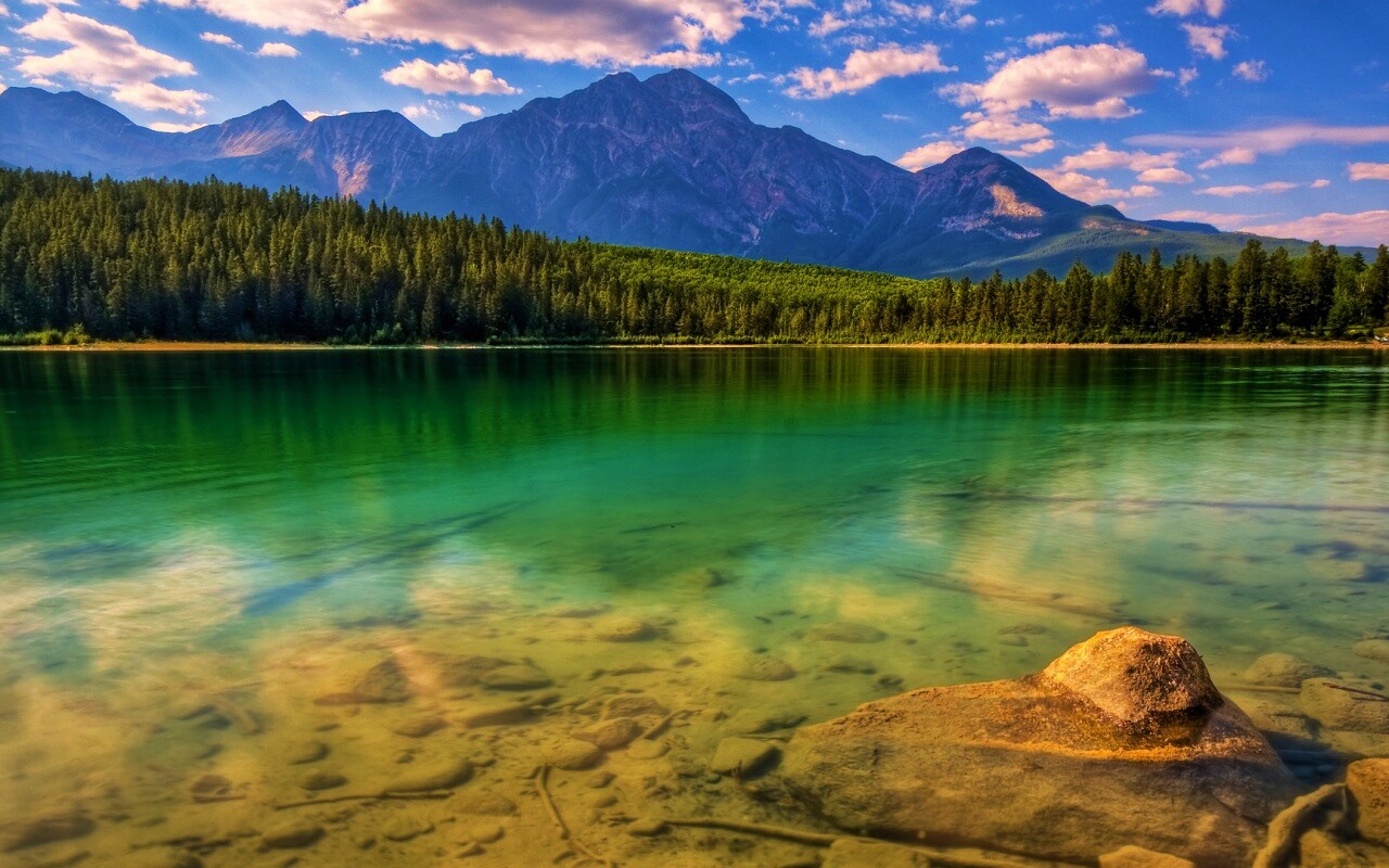 Зеленое озеро обои