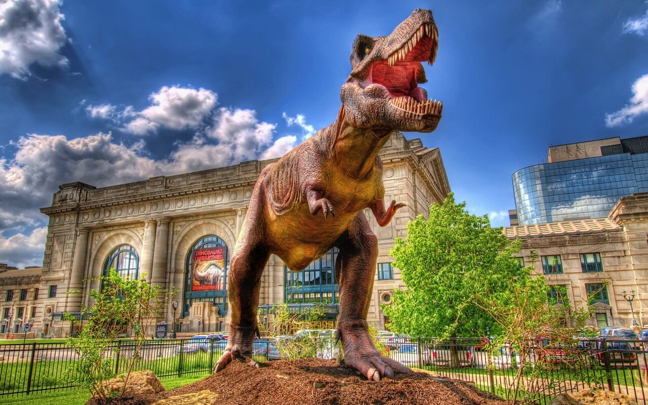 Скульптура динозавра рядом с музеем рептилий обои