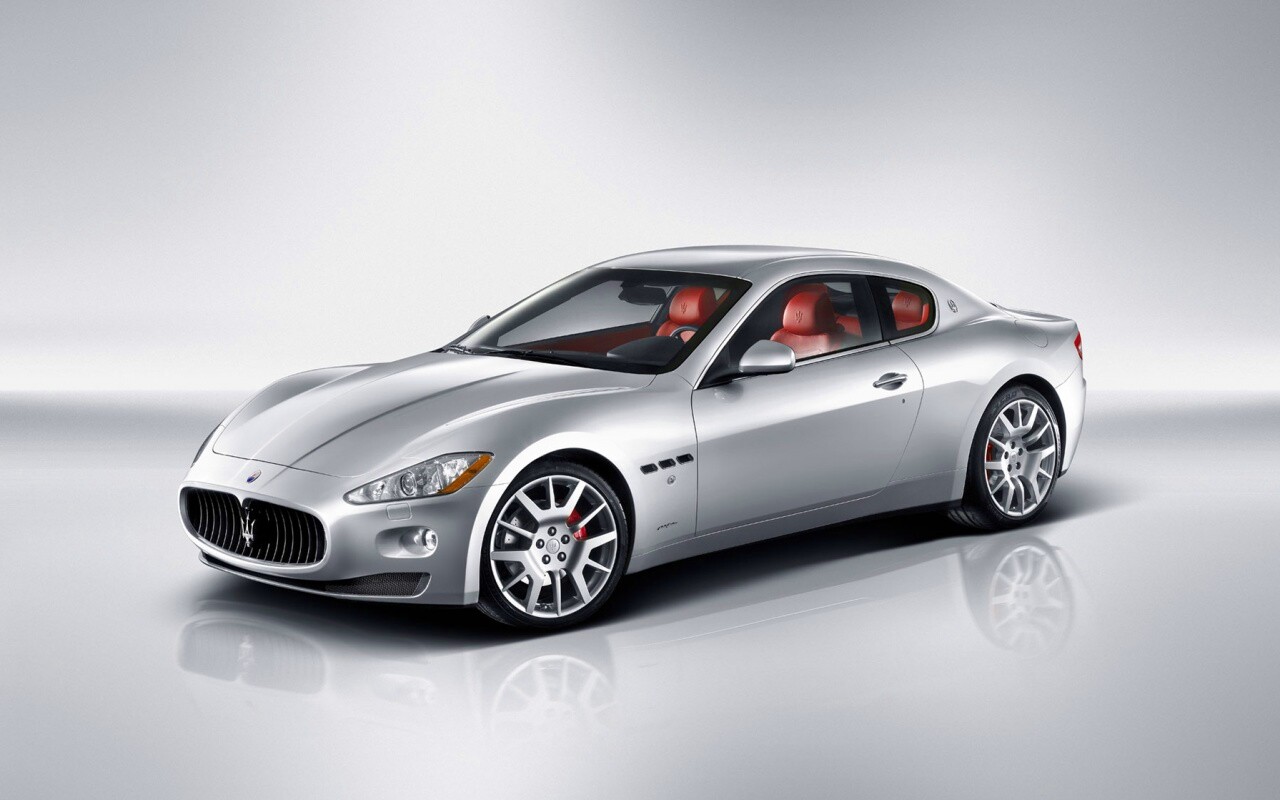 Грандтуризмо на белом фоне обои