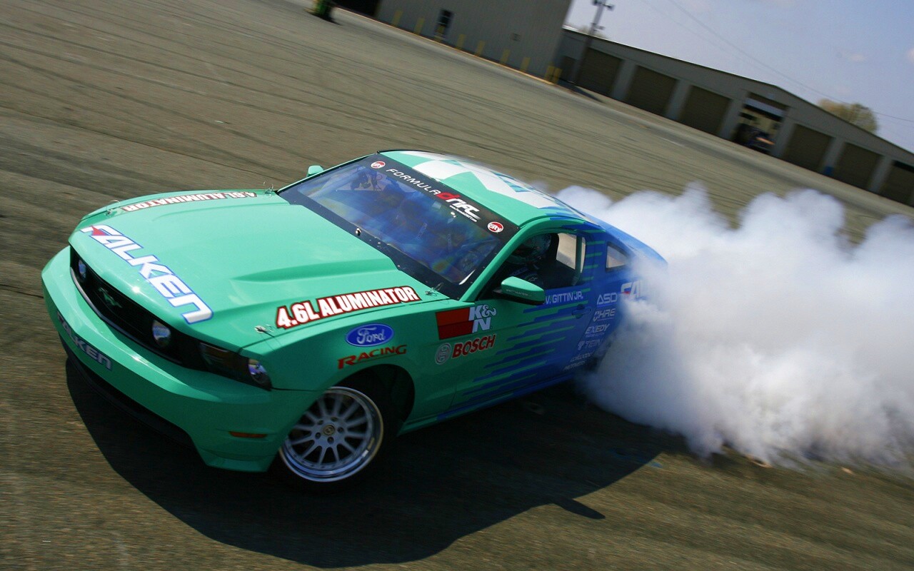 Мустанг дрифтует обои