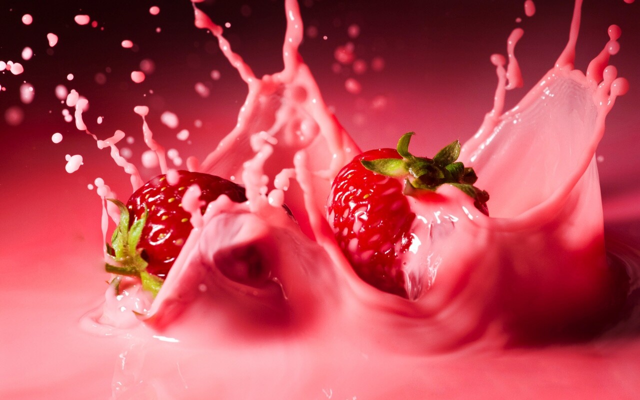 Сочная клубника с молоком обои