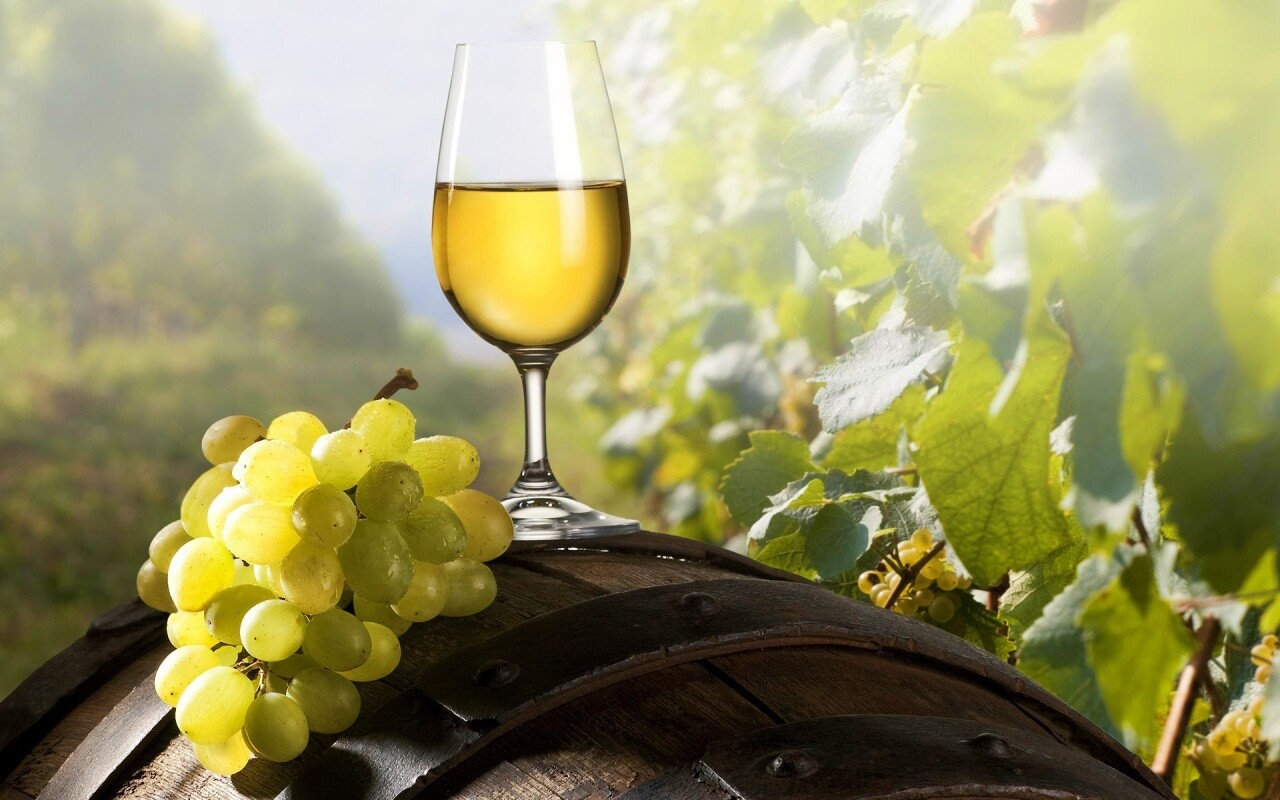 Винная бочка и бокал с белым вином обои